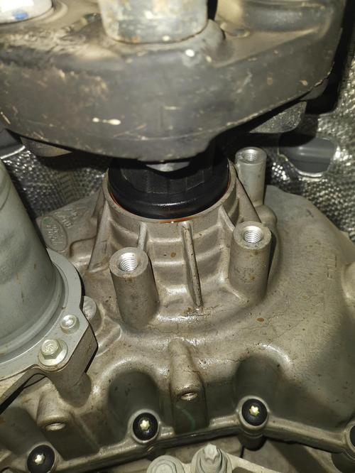 傳動軸漏油:深入解析、檢測與維修全攻略,告別滴滴答答的煩惱! 3 傳動軸漏油