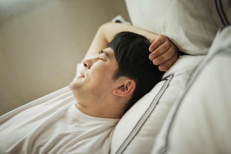 男生睡覺睡哪邊?深度解析!從健康、心理到伴侶關係的最佳睡姿與方向選擇 3 男生睡覺睡哪邊
