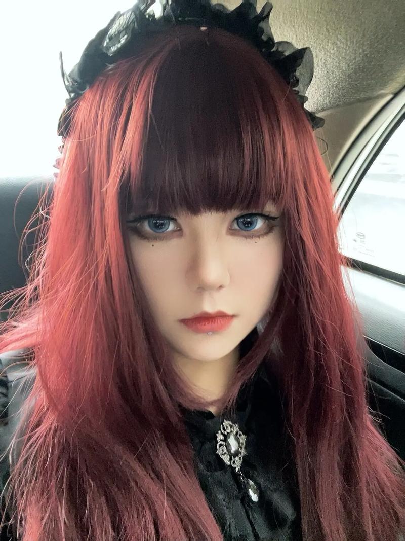 哥德式染髮是什麼?深入解析其獨特風格、染髮技巧與維持之道 1 哥德式染髮是什麼