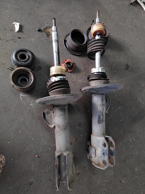 避震器一次一定要換兩支嗎?專業解析與維修指南,讓愛車穩如泰山! 3 避震器一次一定要換兩支嗎