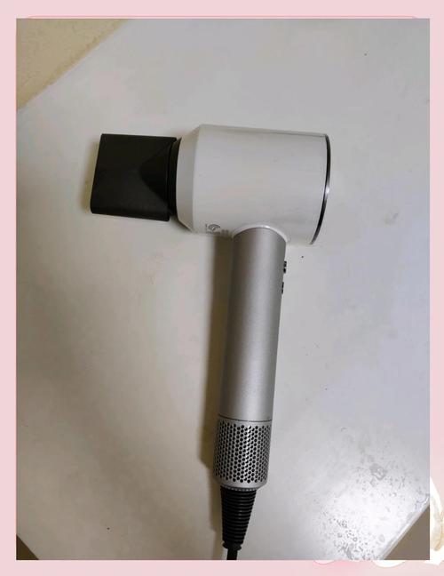Dyson 吹風機為什麼會斷電?專業解析與排除常見故障 1 Dyson 吹風機為什麼會斷電