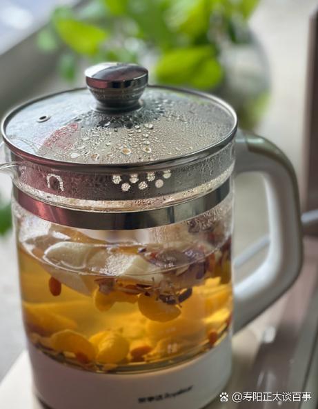 紅棗枸杞茶怎麼煮:掌握黃金比例與技巧,泡出養生好滋味 1 紅棗枸杞茶怎麼煮