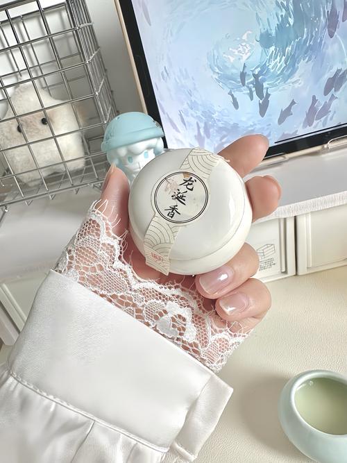 左手香膏:天然舒緩的居家護理秘密,輕鬆DIY與活用指南 1 左手香膏