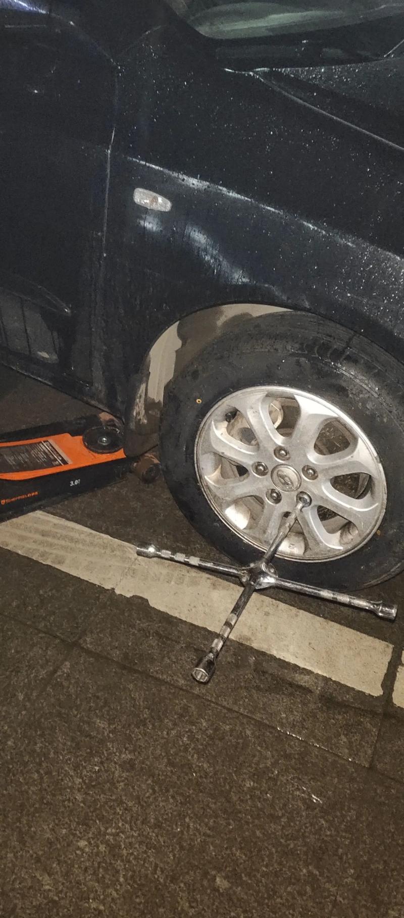 下雨天換輪胎好嗎?專業解析與實用建議,雨中維修不再是難題 3 下雨天換輪胎好嗎