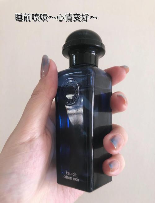 女生可以噴古龍水嗎?破解迷思,打造專屬迷人香氣的終極指南 1 女生可以噴古龍水嗎