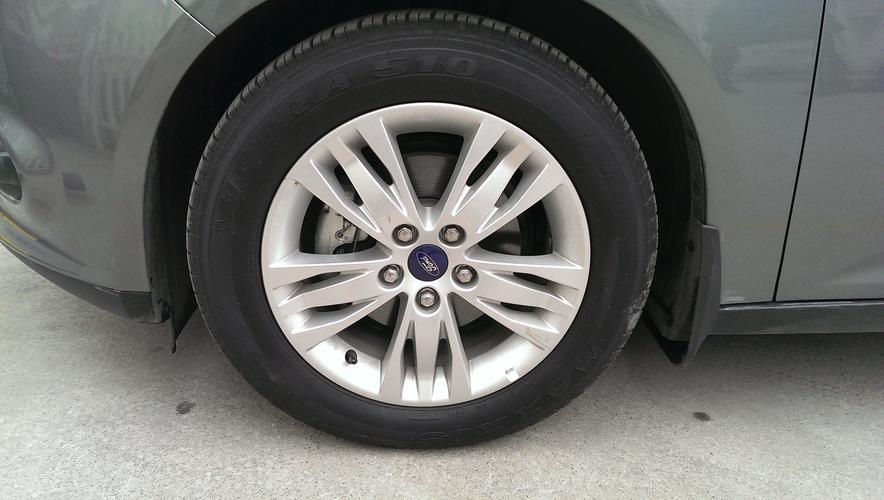 鐵灰色汽車