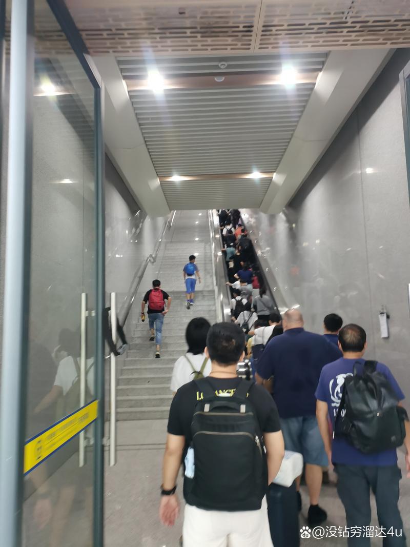 幾歲走樓梯最合適?掌握寶寶爬樓梯的關鍵發展指標與安全撇步 3 幾歲走樓梯