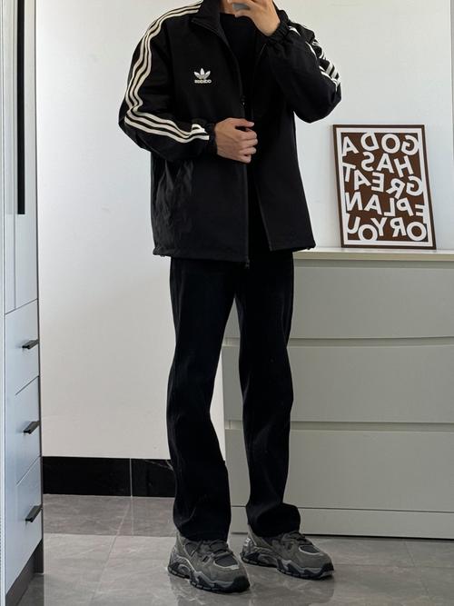 老爹鞋適合什麼人穿?男士老爹鞋穿搭全解析,讓你輕鬆掌握潮流密碼! 1 老爹鞋適合什麼人穿男
