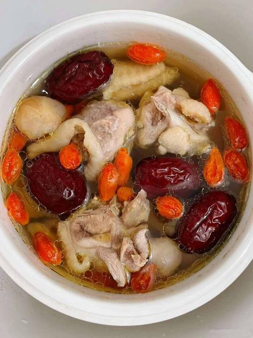 喝雞湯補什麼?不只暖胃,更能滋補身體的四大關鍵營養 3 喝雞湯補什麼