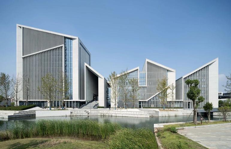 高雄市圖書館總館建築結構特色:鋼構骨架與綠建築的巧妙結合 1 下列哪一項為高雄市圖書館總館建築結構特色